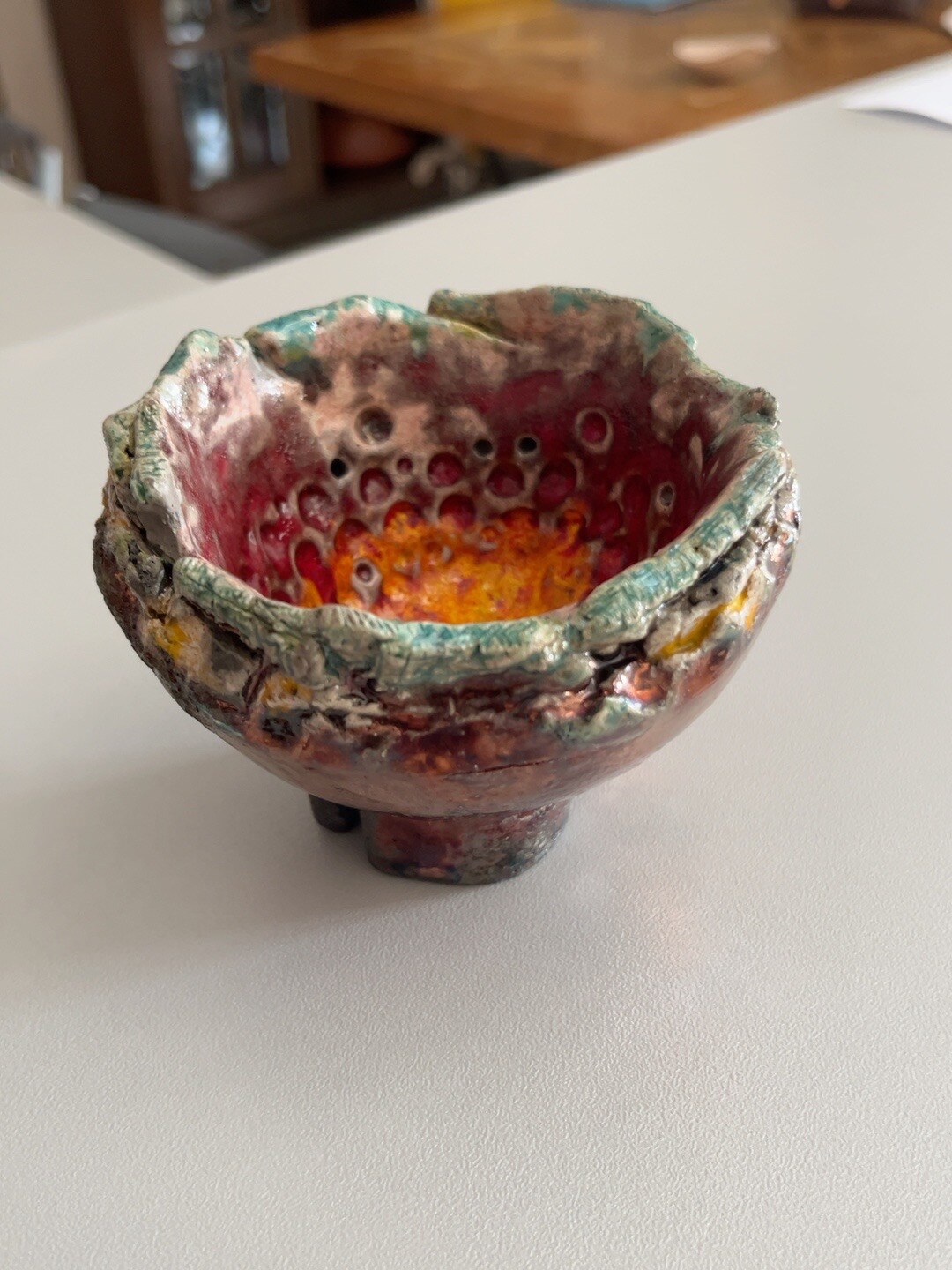 Petite coupe de raku colorée