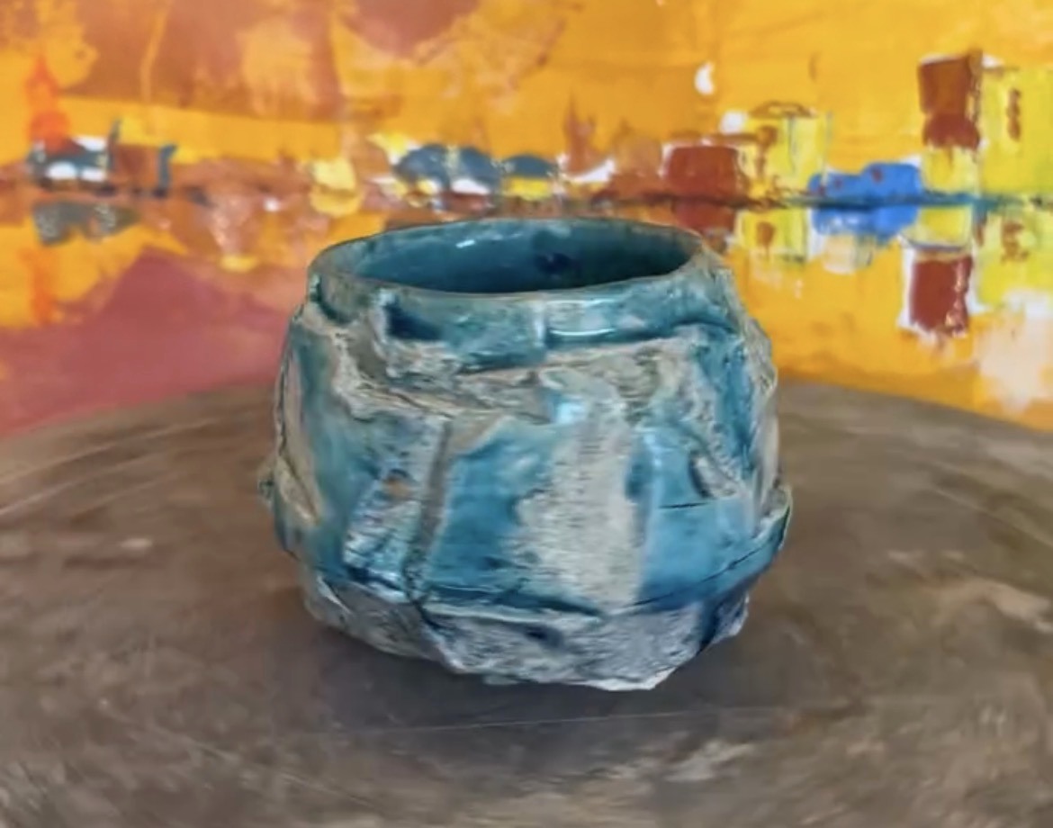 Structure bleue façonnée en kurinuki et révélée par le feu du raku