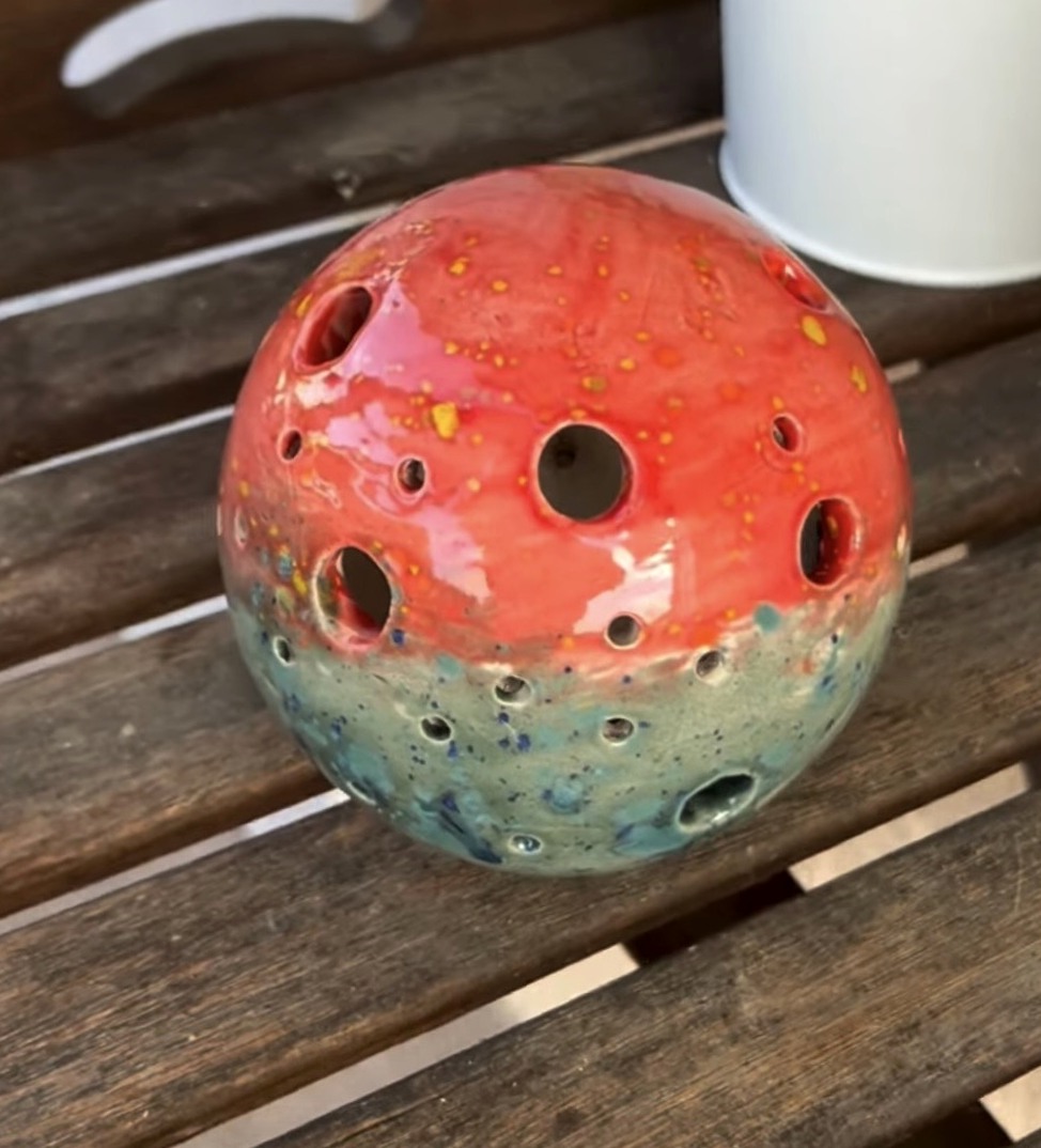 Sphère lumineuse achevée aux couleurs rouge et turquoise