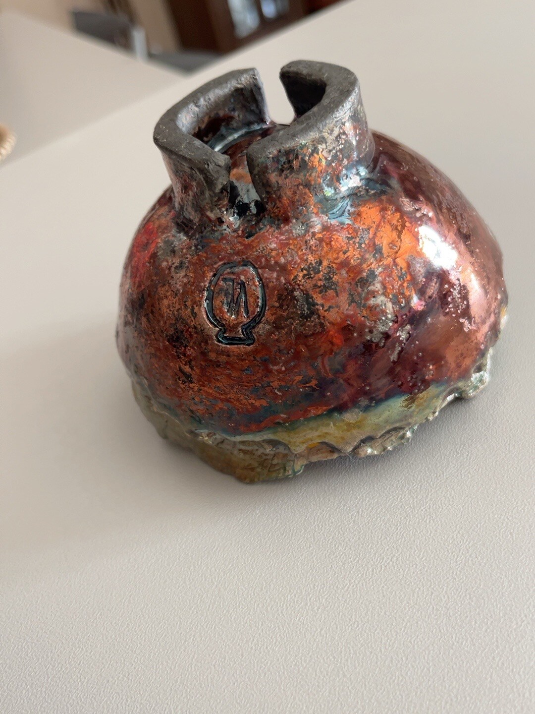 Vase de raku aux reflets cuivrés