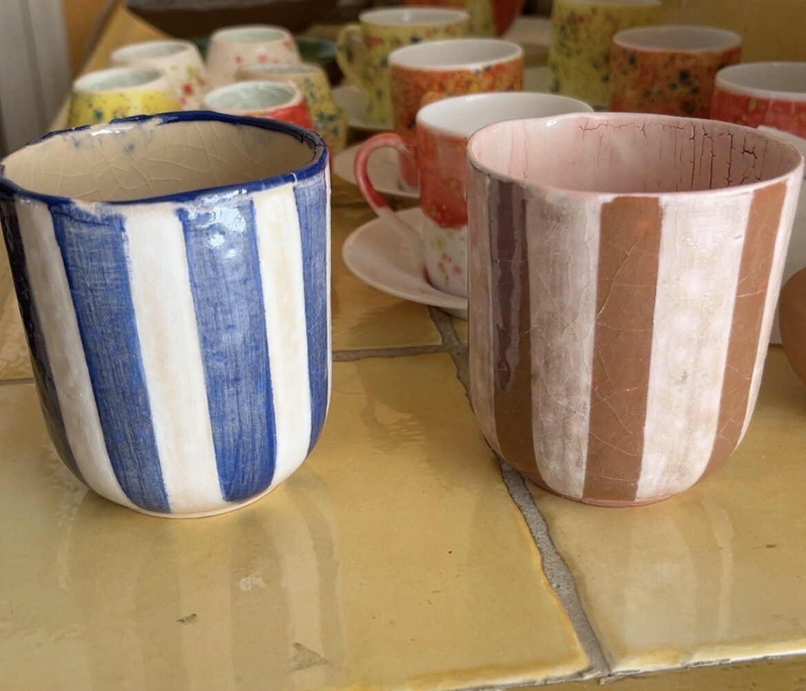 Deux verres rayés bleu et rose montrant des craquelures d’émail